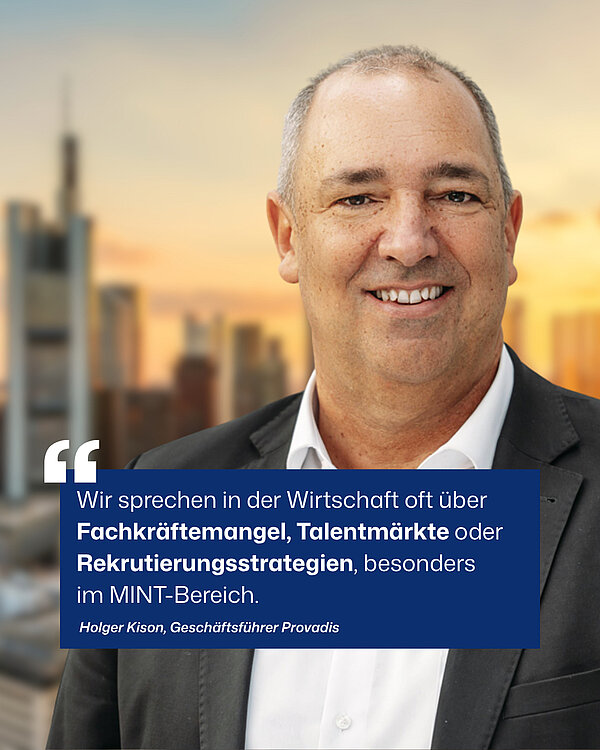 Holger Kison spricht über Fachkräftemangel und MINT Mann mit Brille vor Stadtansicht