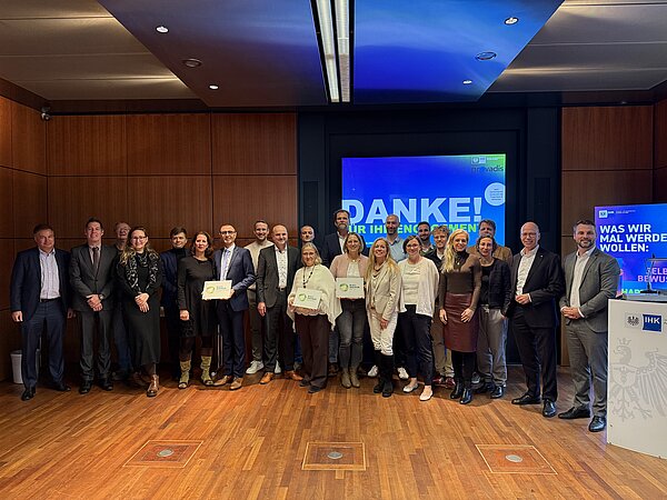 Teilnehmergruppe nach Überreichung von Dankesurkunden. Gruppenfoto mit Dankesurkunden.