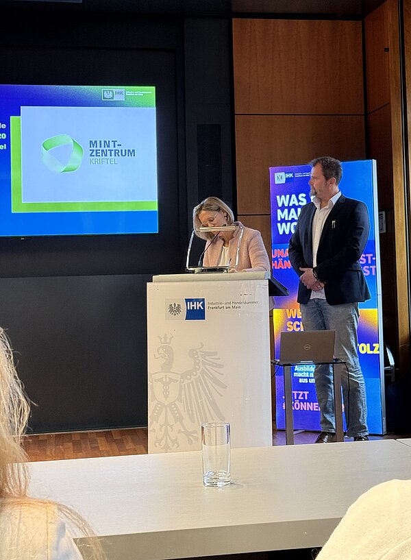 Präsentation im MINT-Zentrum mit zwei Rednern. Zwei Personen bei einer Präsentation