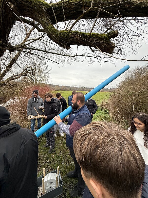 Menschen bei einer outdoor Aktivität am Wasser Gruppe von Menschen mit Instrumenten