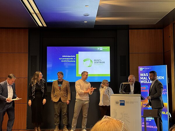 Veranstaltung im MINT-Zentrum in Rosenberg Gruppenfoto bei einer Veranstaltung