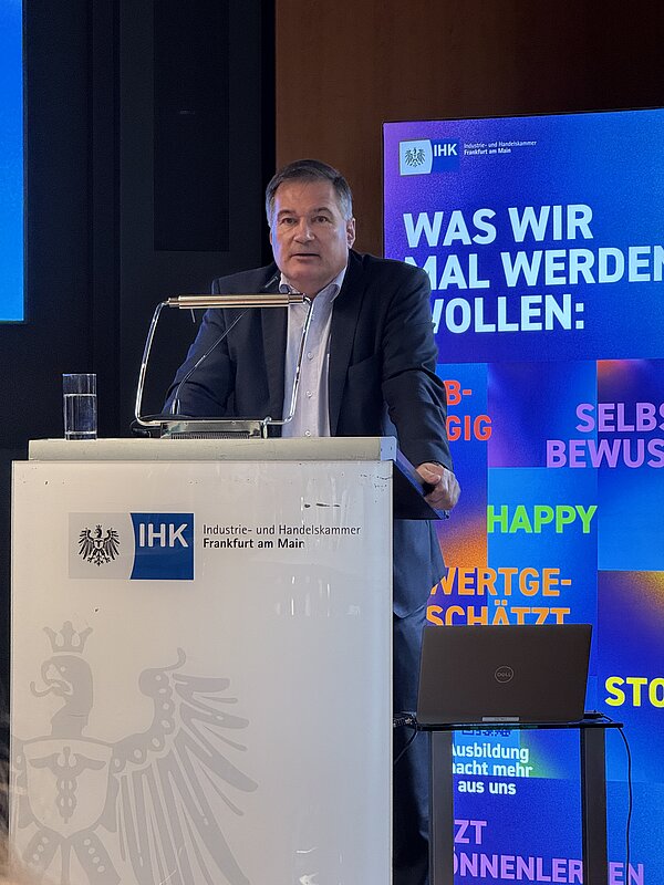 Mann hält Vortrag bei IHK-Veranstaltung in Frankfurt. Mann spricht auf einer Konferenz.