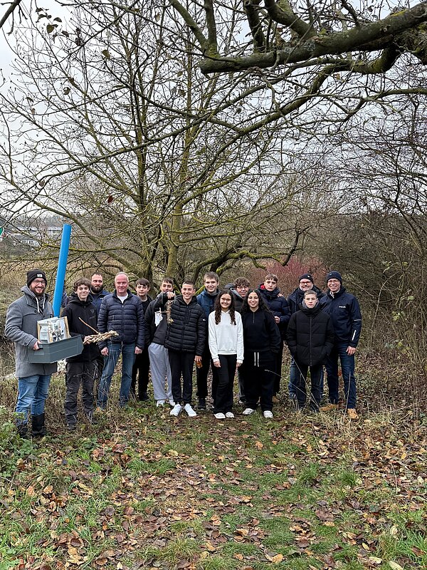 Gruppenbild im Freien mit Bäumen und Laub Gruppe von Menschen im Freien