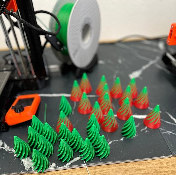 Eine Sammlung von 3D-gedruckten Weihnachtsbäumen Kleine Weihnachtsbäume aus Kunststoff